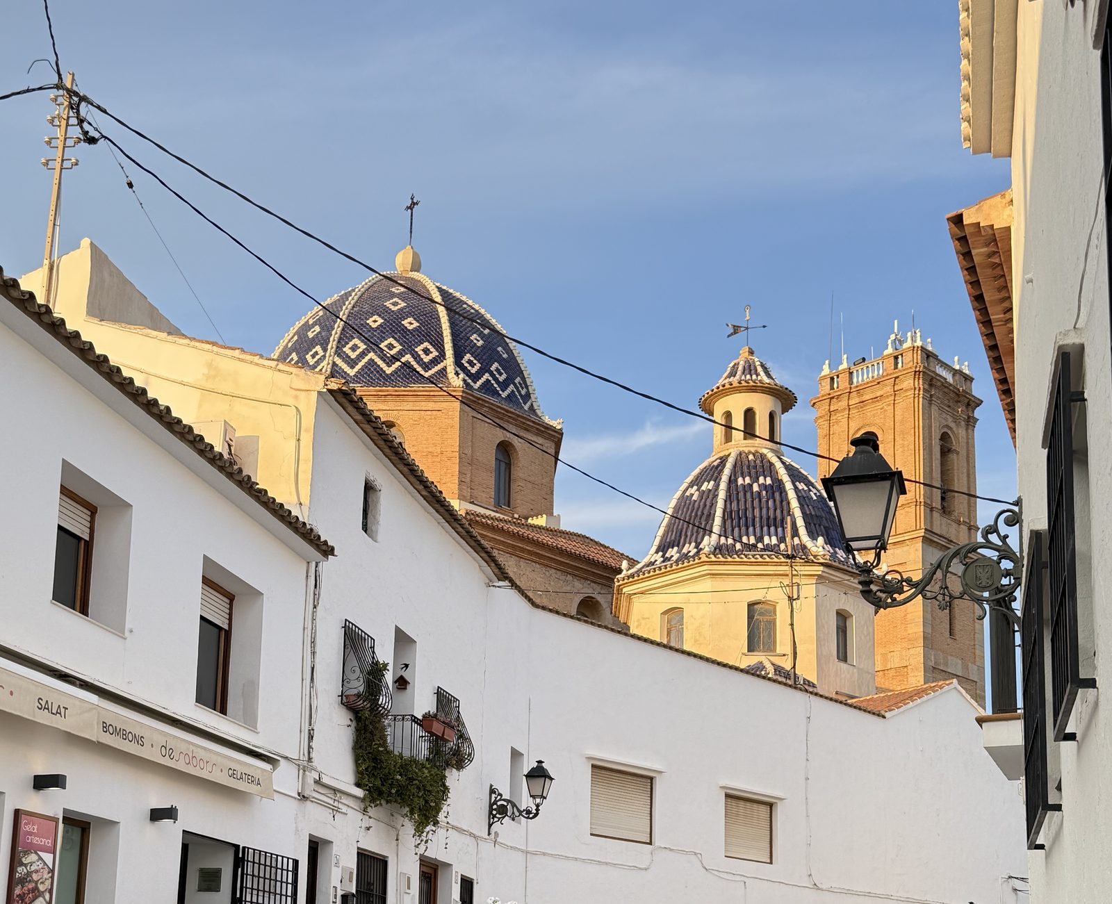 Desde el casco antiguo: cúpulas y campanario al atardecer