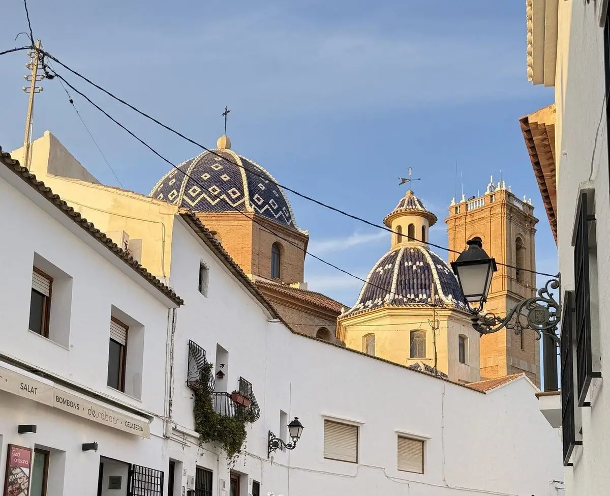 Desde el casco antiguo: cúpulas y campanario al atardecer