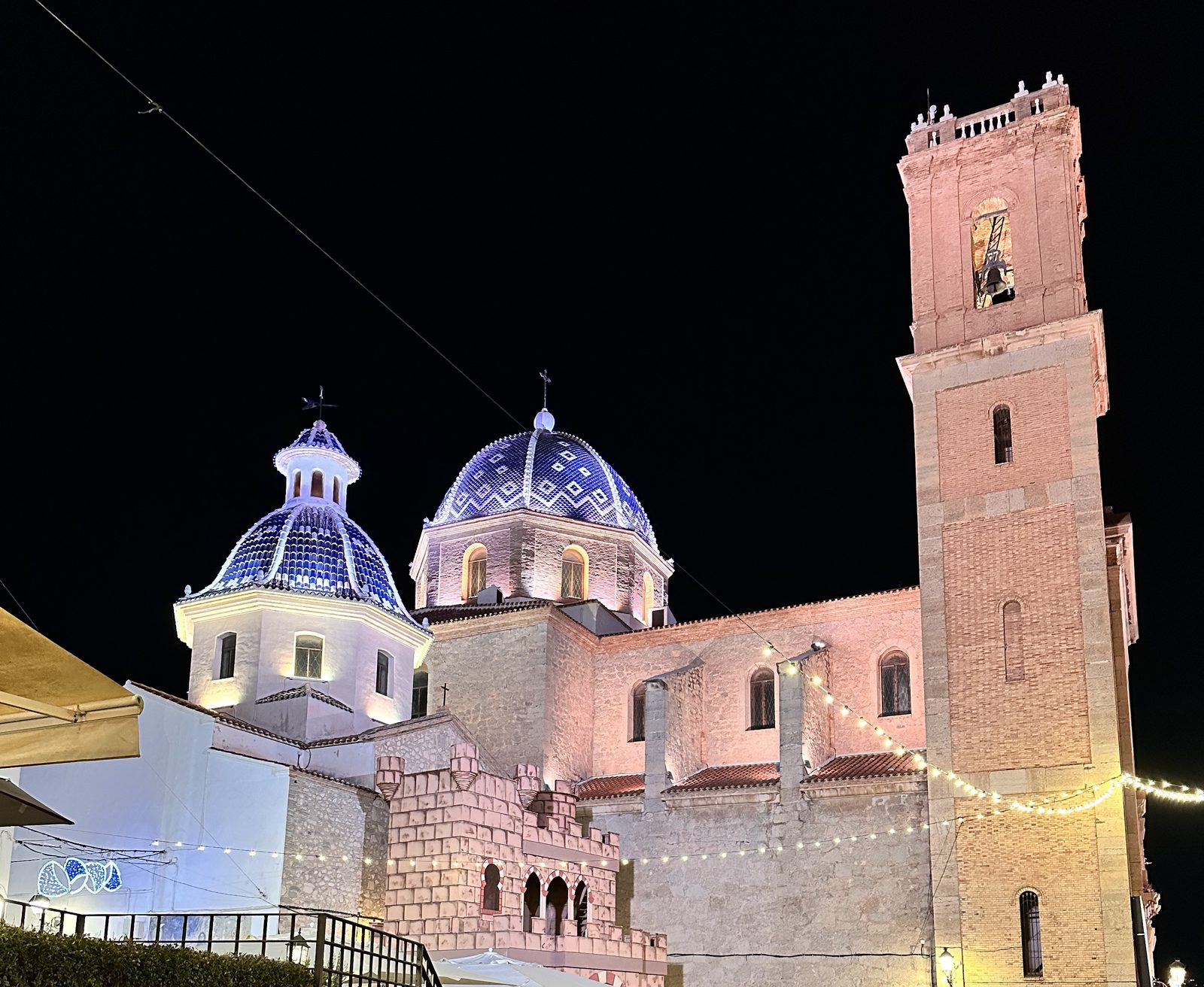 Las cúpulas de la Mare de Déu del Consol de noche