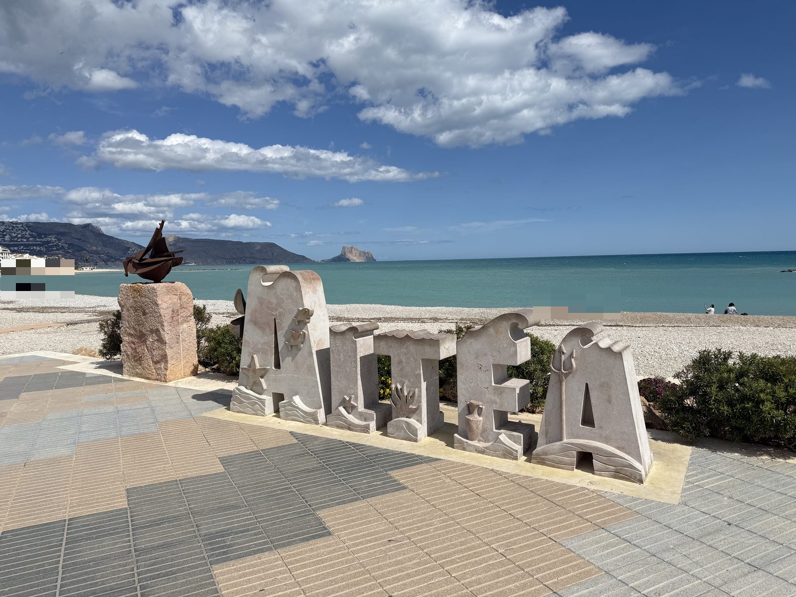 El rótulo de Altea en el paseo marítimo, con la bahía y el Peñón d’Ifach al fondo