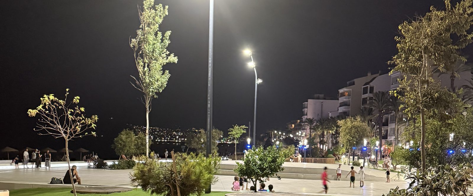 El paseo marítimo de noche, con la bahía al fondo