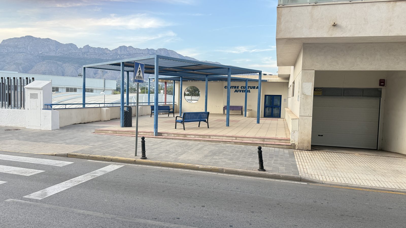 El Centre Cultural Juvenil, con la Serra de Bèrnia al fondo