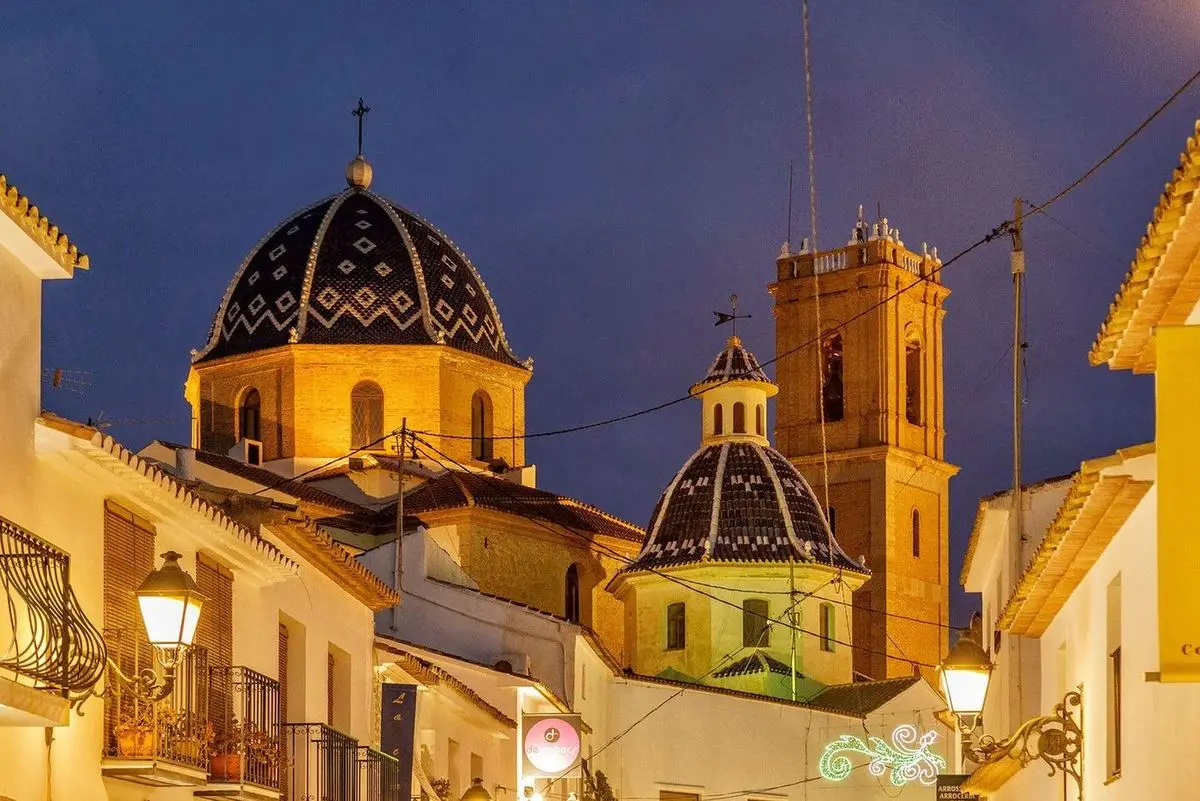 Las cúpulas de la Mare de Déu del Consol y el campanario al atardecer