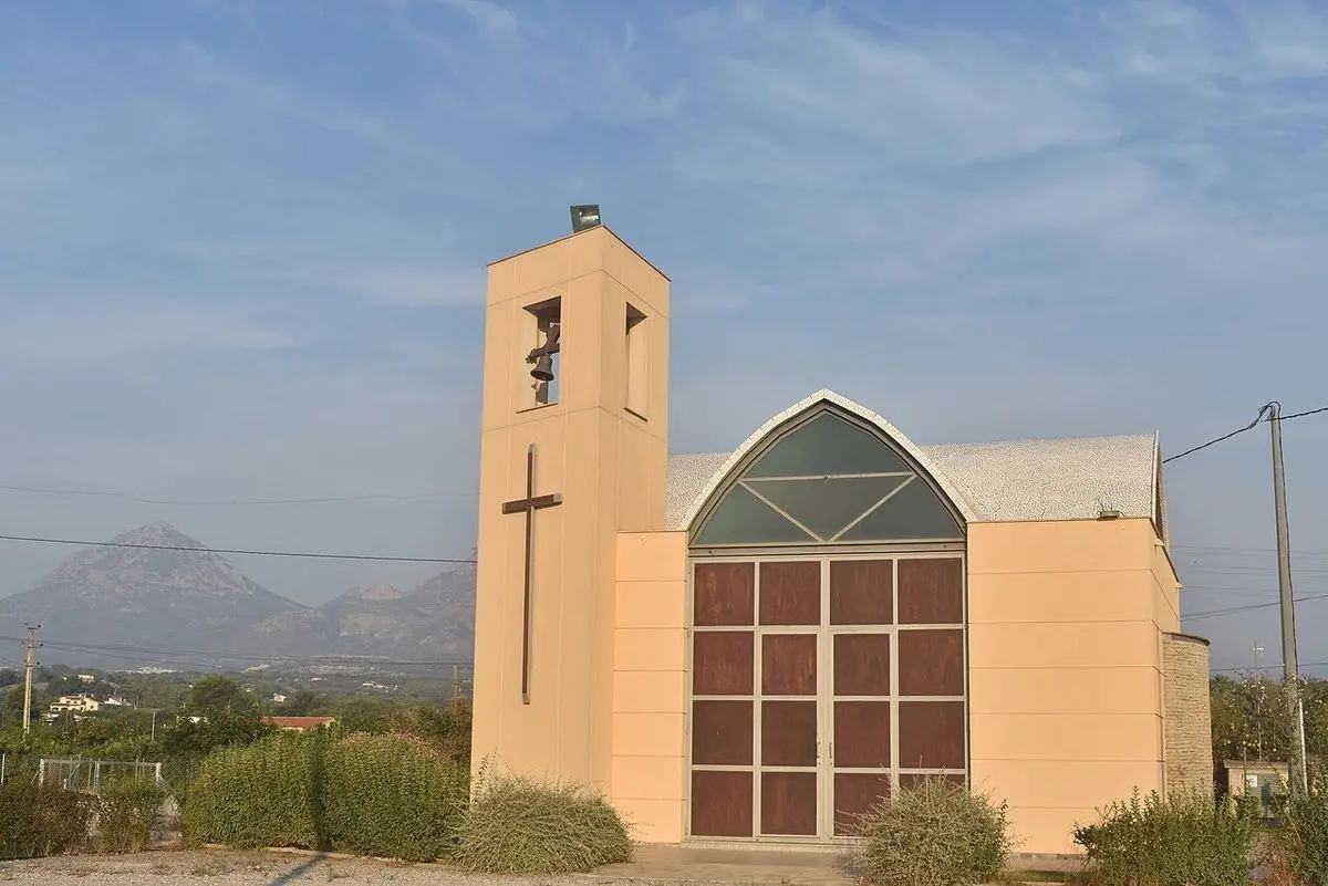 La ermita moderna de Sant Isidre, con campanario exento y ventanal apuntado