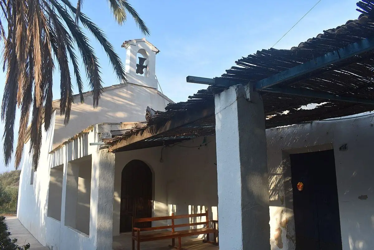 La ermita de Sant Jaume i Sant Antoni, con espadaña, porche y palmera