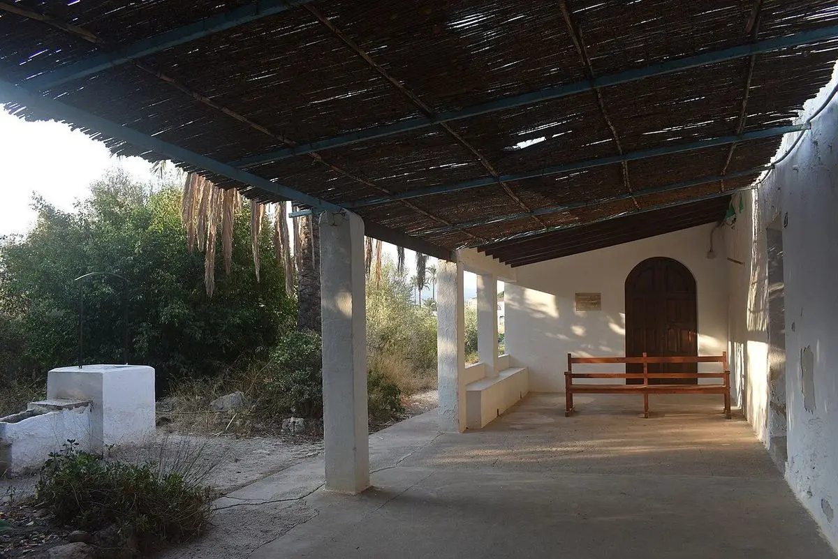 El porche cubierto de la ermita de Sant Lluís, con banco de obra, aljibe y techo de cañizo