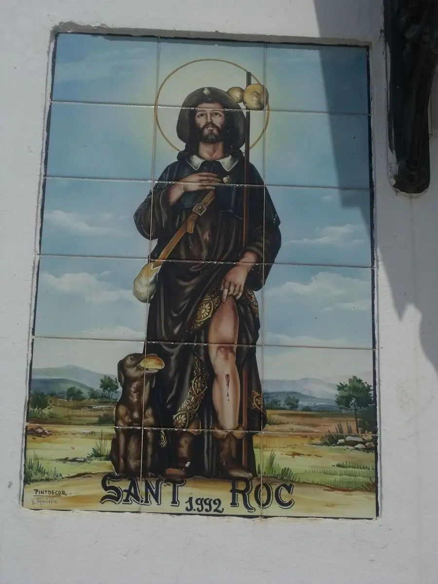 Panel cerámico pintado en la ermita de Sant Roc: el santo con bordón y perro, fechado en 1992