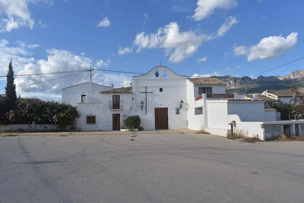 La ermita de Sant Roc, de frontón ondulado y espadaña, ante una amplia explanada