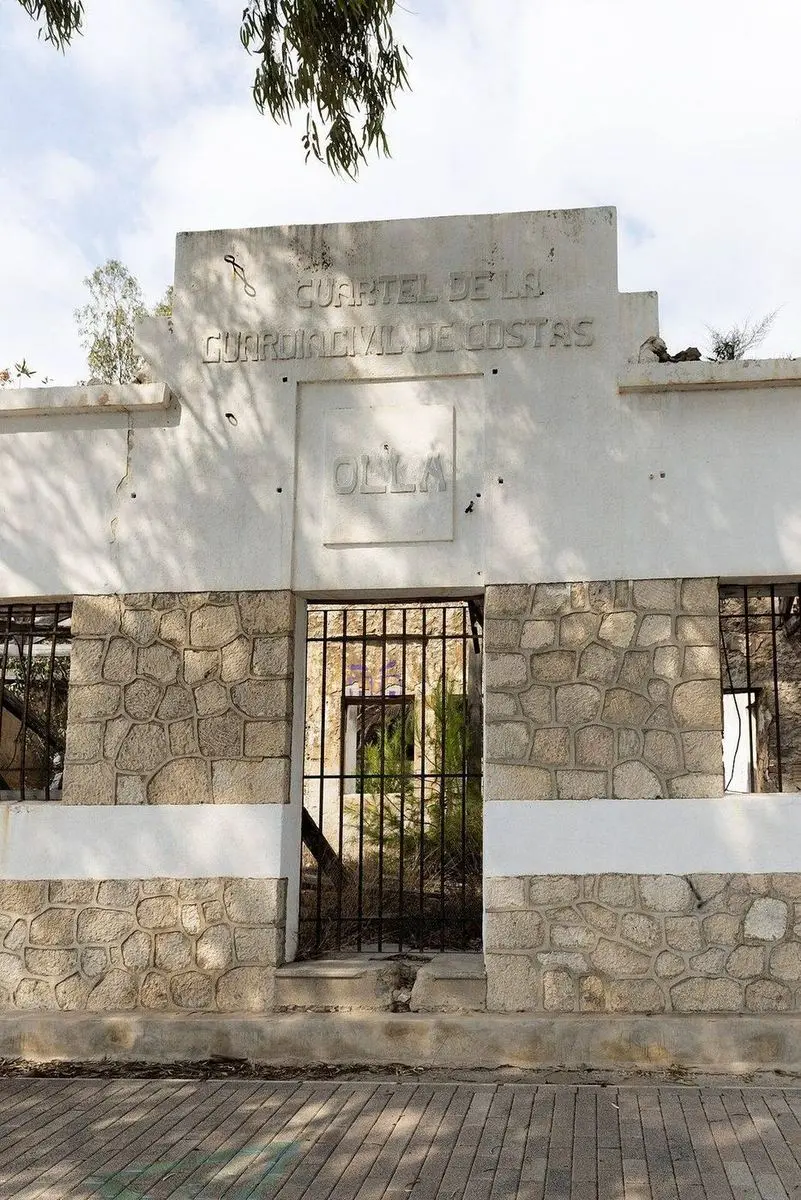 El cuartel costero abandonado de l’Olla; sobre la puerta, en piedra: Cuartel de la Guardia Civil de Costas — Olla