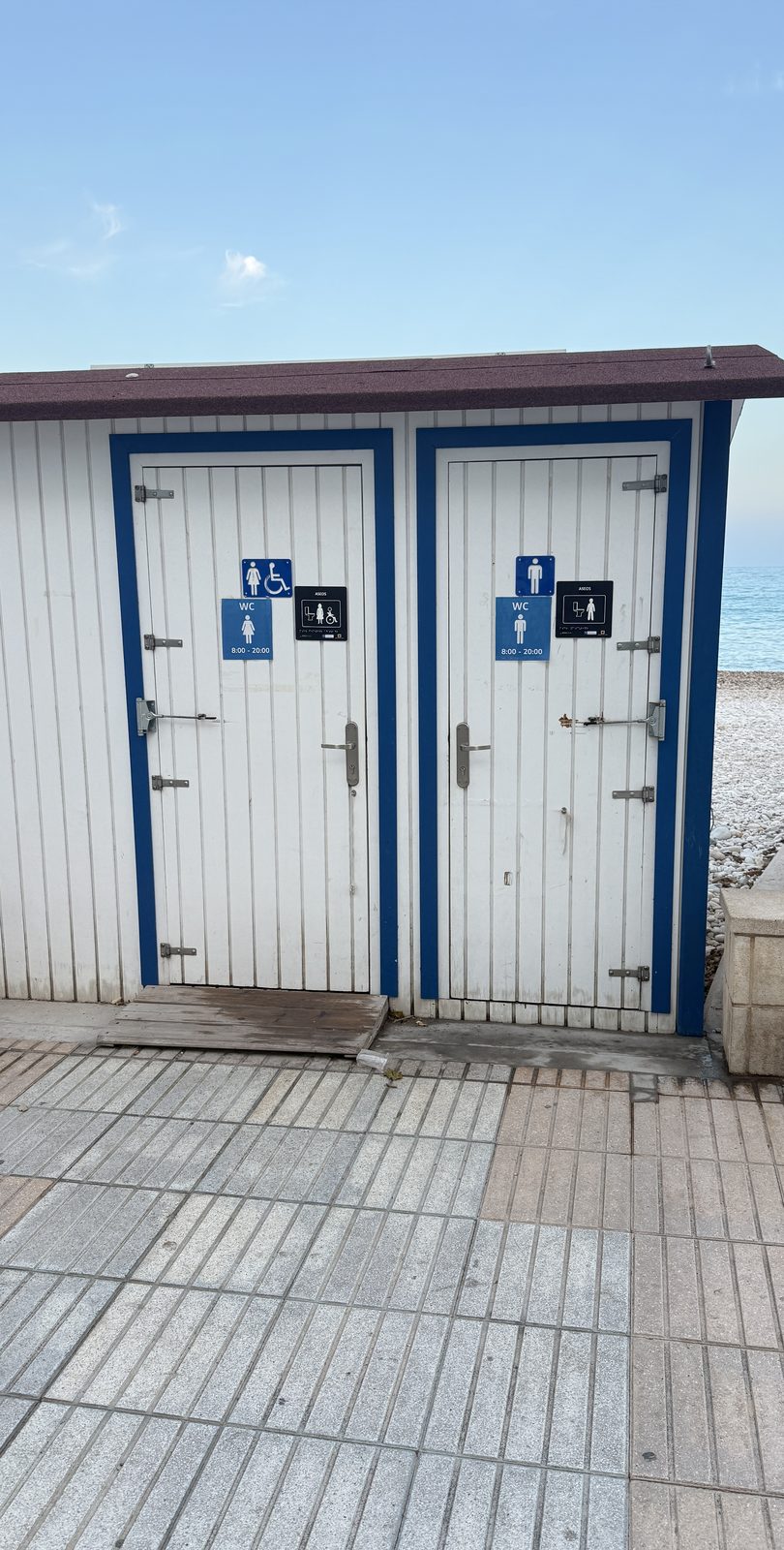 Aseos públicos en la playa de l’Olla, de 8:00 a 20:00, accesibles