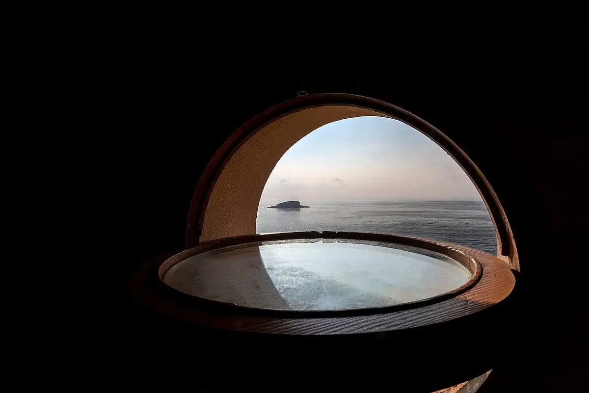 Vista desde una ventana semicircular de la Villa Gadea al mar y la Illeta